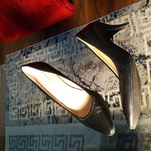 Size 10 Tahari Black 2" heels